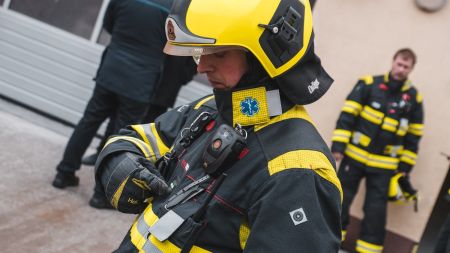 Pražští profesionální hasiči využívají chytré zásahové obleky smartPRO