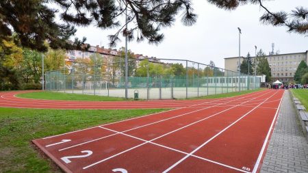 Opravená atletická dráha na 21. ZŠ už slouží žákům a veřejnosti