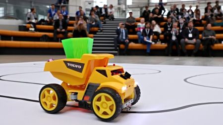 Mezinárodní soutěž robovozítek ovládli domácí studenti